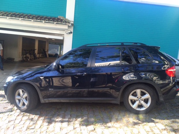 Carros são apreendidos pela PF na casa de Luma de Oliveira (Foto: Janaína Carvalho/G1) Carros são apreendidos pela PF na casa de Luma de Oliveira (Foto: Janaína Carvalho/G1)