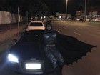 Leo Chaves veste fantasia do Batman e se diverte pelas ruas de Uberlândia