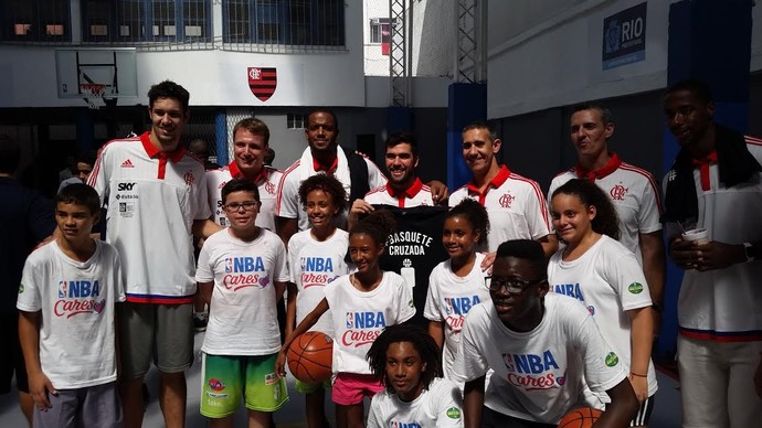 Entrega da quadra da Cruzada conta com atletas de Flamengo e Orlando (Foto: Marcello Pires)