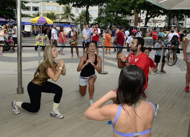 Mulher Maçã participa de aula na praia de Copacabana, no Rio (Foto: Roberto Teixeira/EGO)