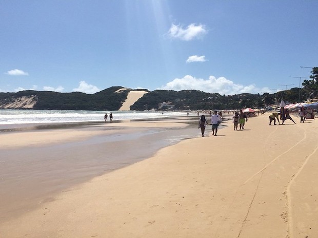 Turistas aproveitam calor para curtir praia de Ponta Negra, em Natal (Foto: Fernanda Zauli/G1)