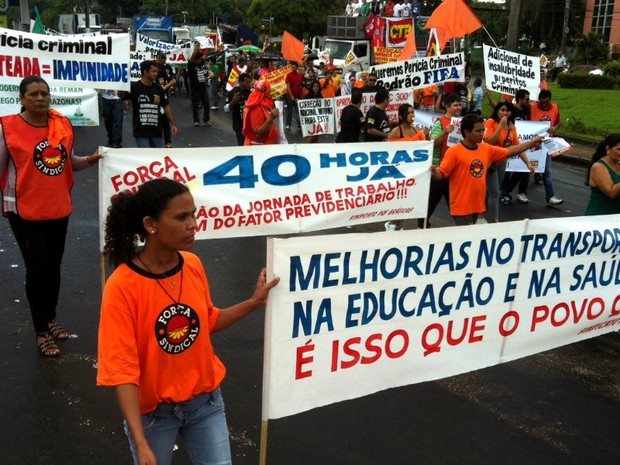 Manifestantes fecham avenida Recife em Manaus (Foto: Girlene Medeiros/G1 AM)
