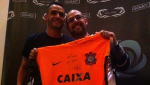 Renato Augusto participa de jantar beneficente com fãs em São Paulo