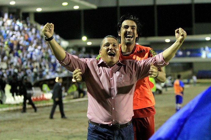 Técnico do Sergipe, Givanildo Sales comemora o go de Parral (Foto: Ailton Cruz/Gazeta de Alagoas)