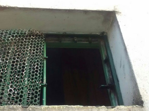 Grades de uma das celas foram serradas pelos presos (Foto: PM/Divulgação)