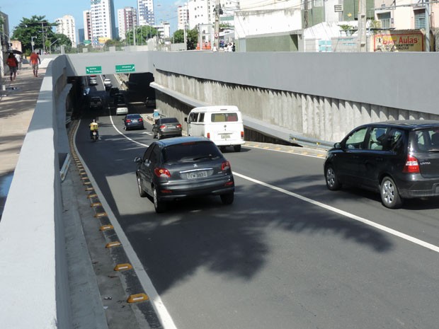 O Túnel da Abolição, na Zona Oeste do Recife, foi inaugurado em abril deste ano, mas ainda precisa de acabamento. A praça prevista para a área externa do túnel também não foi finalizada (Foto: Marina Barbosa/G1)