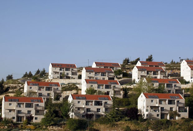 Foto mostra visão geral de Ulpana, construção ilegal adjacente ao assentamento de Beit El Jewish, perto da cidade de Ramallah. Israel autorizou a construção de quase 300 casas no assentamento, aumentando as tensões com os palestinos (Foto: Gali Tibbon/AFP)