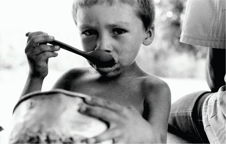 Crianças que sofrem com a fome são retratadas no documentário. (Foto: Divulgação)