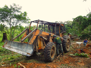 Tratores são apreendidos durante operação contra desmatamento ilegal em RO (Foto: Paulo Diniz/Divulgação)