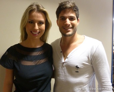 Lindos! O casal apaixonado é pura felicidade nos bastidores do Encontro (Foto: Encontro com Fátima Bernardes/ TV Globo)