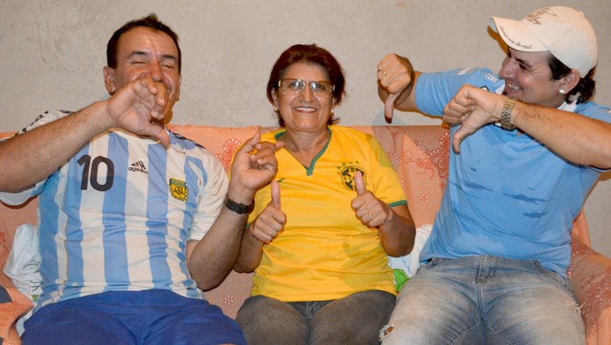 Torcedores da Argentina em Ariquemes com a matriarca brasileira (Foto: Franciele do Vale)
