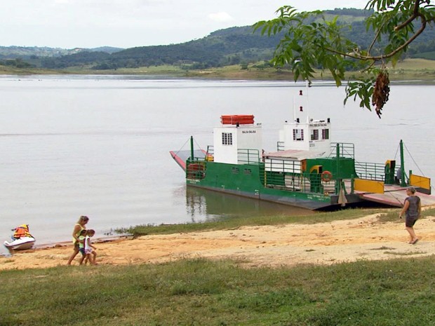 Moradores e comerciantes comemoram alta do lago (Foto: Reprodução EPTV) Moradores e comerciantes comemoram alta do lago (Foto: Reprodução EPTV)