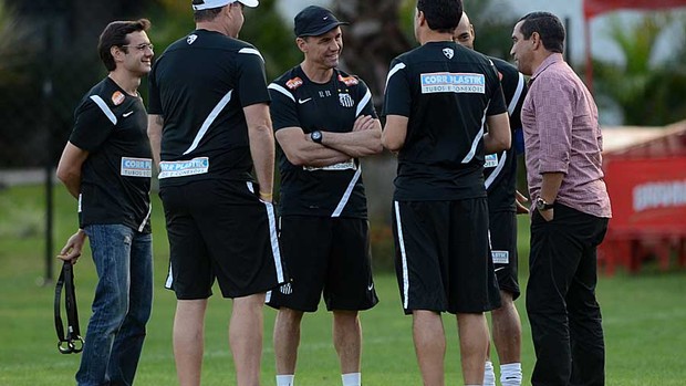 Zinho conversa com comissão técnica do Santos (Foto: Ivan Storti / Divulgação Santos FC)