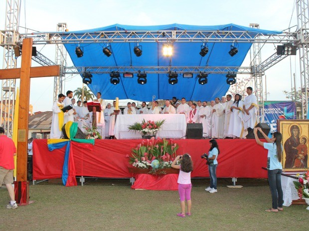 Missa campal reuniu cerca de cinco mil pessoas em Porto Velho (Foto: Flaviane Azambuja/G1)