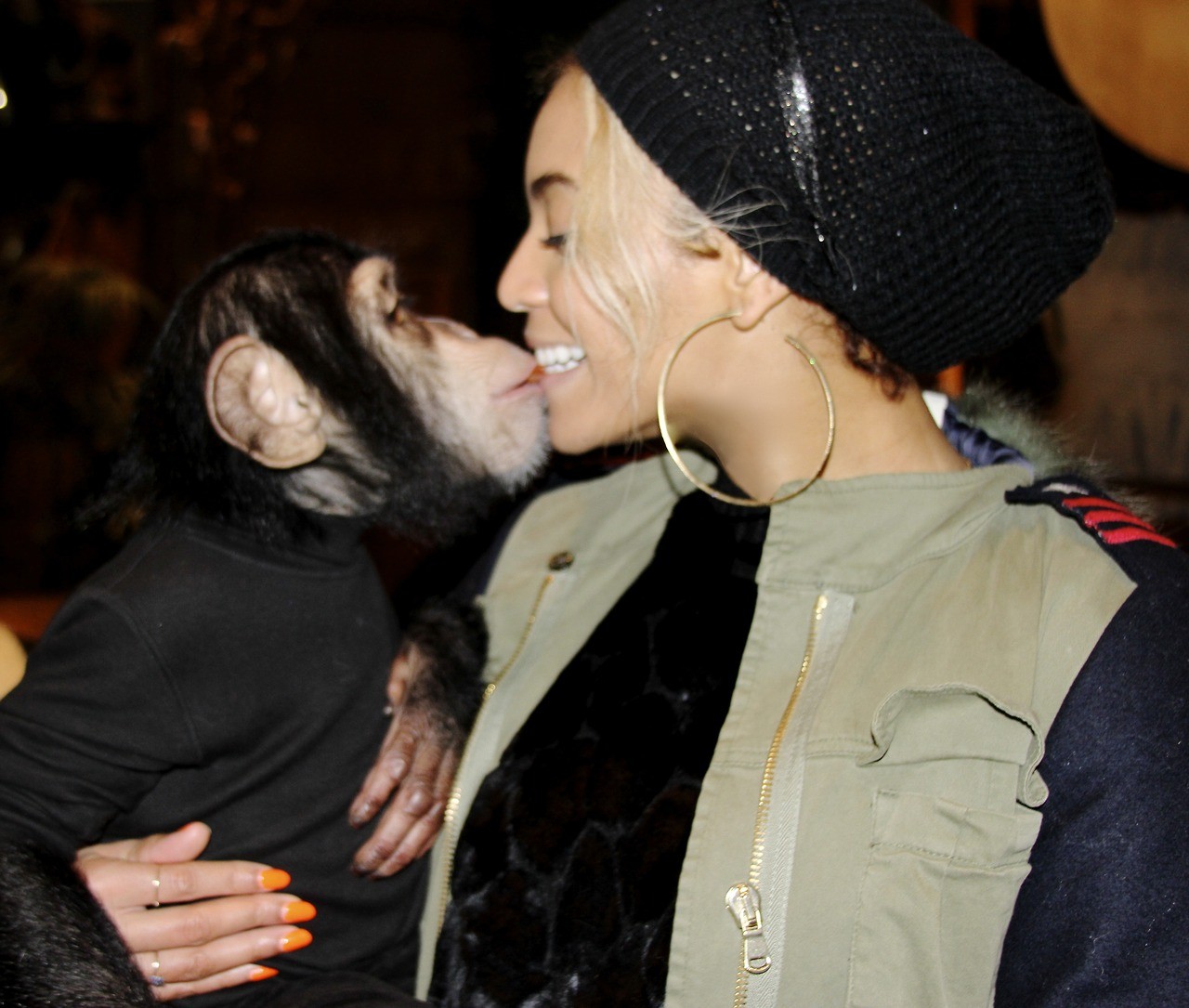 Beyoncé e macaco (Foto: Reprodução /  Site Oficial)