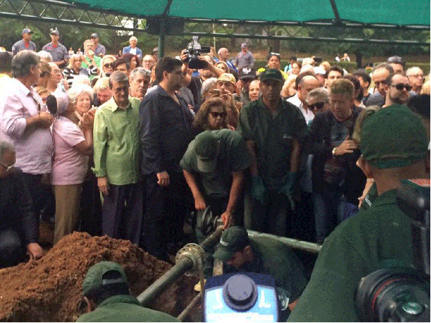 Corpo de Cauby Peixoto é enterrado em São Paulo (Foto: Isabela Leite/G1)