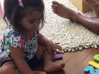Deborah Secco mostra filha aprendendo os numerais: 'Babo'