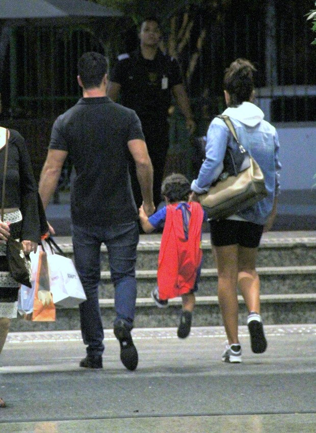 Juliana Paes e o marido brincam com o filho (Foto: J. Humberto / Agnews) Juliana Paes e o marido brincam com o filho (Foto: J. Humberto / Agnews)