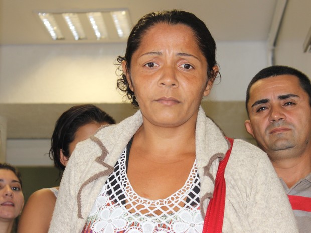 Mãe de Eduardo, Terezinha Ferreira, desabafa depois de PM-RJ anunciar afastamento dos policiais (Foto: Fernando Brito/G1)