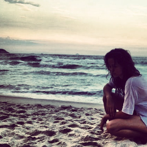 Nanda Costa posa à beira-mar (Foto: Reprodução/Instagram)