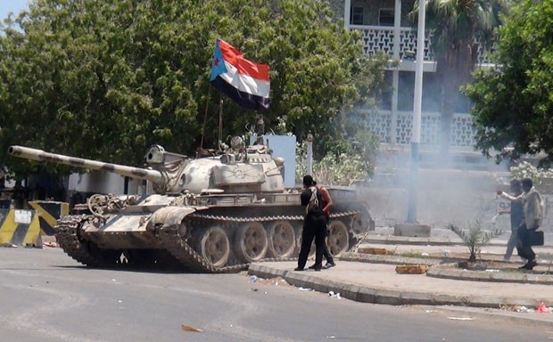 Tanque com bandeira separatista confiscado de depsito  visto em rua da cidade de Aden, no Imen, nesta sexta-feira (27) (Foto: Saleh Al-Obeidi/AFP)