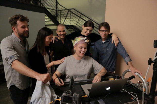 Isabeli Fontana nos bastidores de ensaio (Foto: Edu Lopes/Mundial/Divulgação)