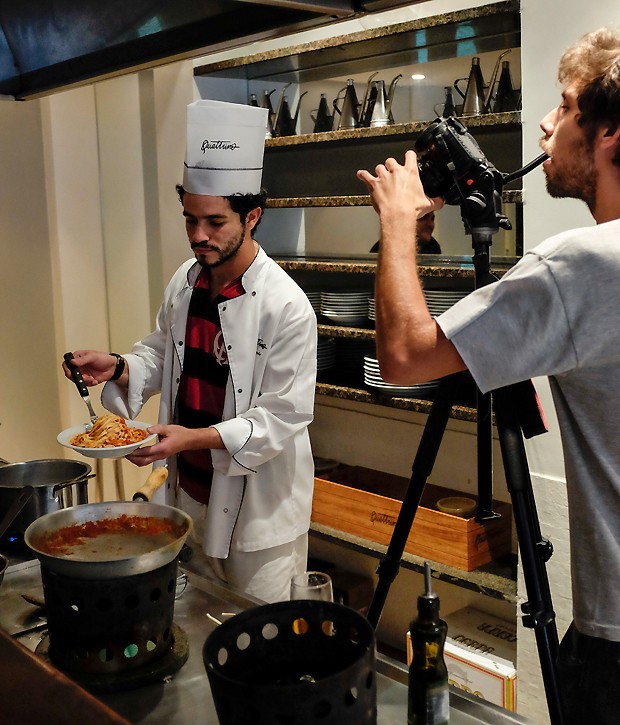 O ator preparou um espaguete ao sugo e falou de futebol com os amigos (Foto: Fred Chalub) O ator preparou um espaguete ao sugo e falou de futebol com os amigos (Foto: Fred Chalub)