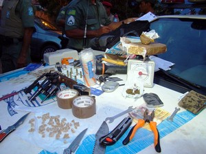 Polícia apreende crack e maconha na casa de suspeito de tráfico de drogas em Teresina (Foto: Gil Oliveira/G1)