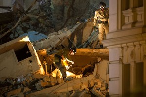 Dois pr�dios e um sobrado desabam 
no Centro do Rio (Victor R. Caivano/AP)