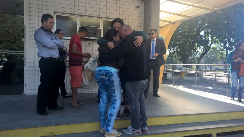  Família da menina vanessa esteve no Instituto Médico-Legal nesta quarta-feira  (Foto: Carlos Brito / G1)