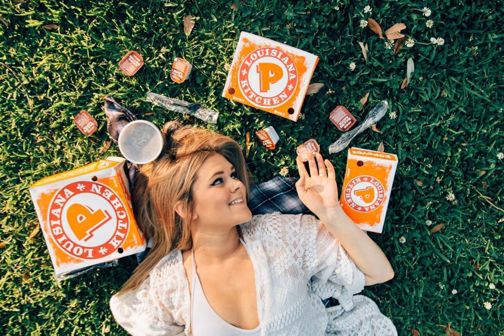 Americana celebra seu amor por frango frito com álbum romântico na web (Foto: Elyse Chelsea Clark/Facebook)