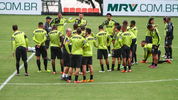 Levir Culpi conversa com os jogadores antes do treinamento na Cidade do Galo (Foto: Bruno Cantini/Flickr do Atlético-MG)