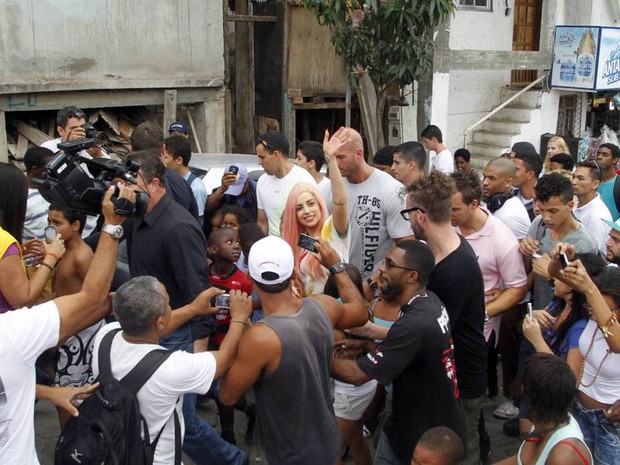 A cantora Lady Gaga é recebida por moradores na chegada ao Morro do Cantagalo, nem Ipanema, na Zona Sul do Rio (Foto: Delson Silva/AgNews)