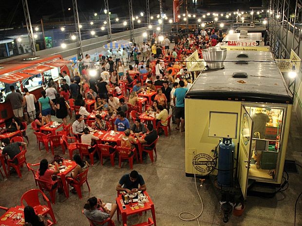 Espaço para &#39;Food Trucks&#39; foi inaugurado nesta quarta-feira (22), em Manaus (Foto: Sérgio Rodrigues/G1 AM)