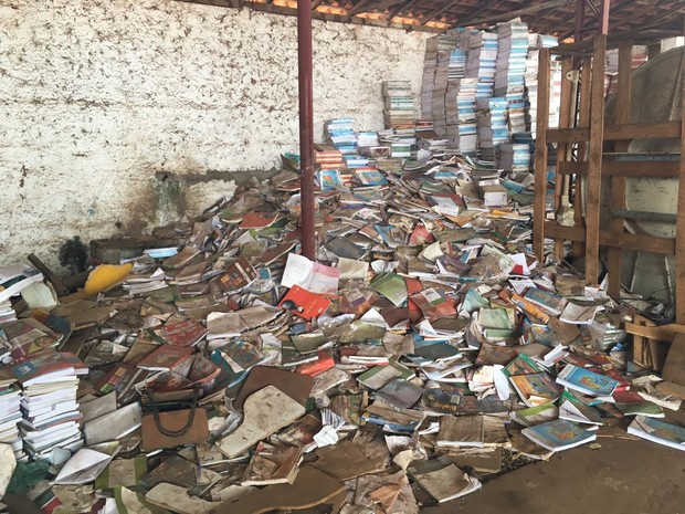 Livros didáticos estão abandonados em Miguel Alves, no Piauí (Foto: Neyara Pinheiro/TV Clube)
