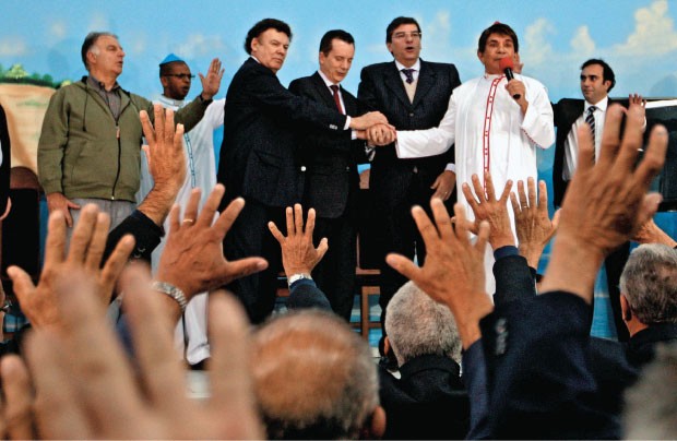 AGENDA  Celso Russomanno (o quarto da esquerda para a direita) participa de missa em São Paulo no dia 8 de agosto. Horas antes, ele enfrentava um processo trabalhista  na capital paulista  (Foto: Ernesto Rodrigues/AE)