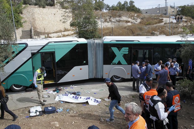 Equipes de emergência são vistas em local de ataque em Jerusalém nesta terça-feira (13); duas pessoas abriram fogo em um ônibus (Foto: Ronen Zvulun/Reuters) Equipes de emergência são vistas em local de ataque em Jerusalém nesta terça-feira (13); duas pessoas abriram fogo em um ônibus (Foto: Ronen Zvulun/Reuters)