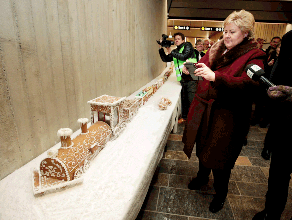 Alunos construíram maior trem do mundo feito com massa de biscoito de gengibre (Foto: Lise Aserud/ Scanpix/Reuters)