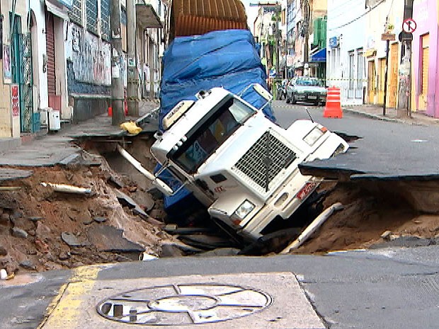 Carreta permanece em buraco no Uruguai, Salvador (Foto: Reprodução/ TV Bahia)