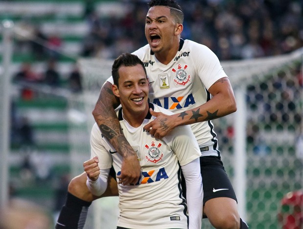Rodriguinho comemora gol do Corinthians