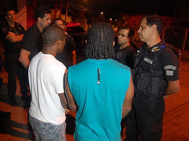 Polícia liberou irmãos sequestrados na madrugada desta terça (Foto: Edison Temoteo/Futura Press/Estadão Conteúdo)