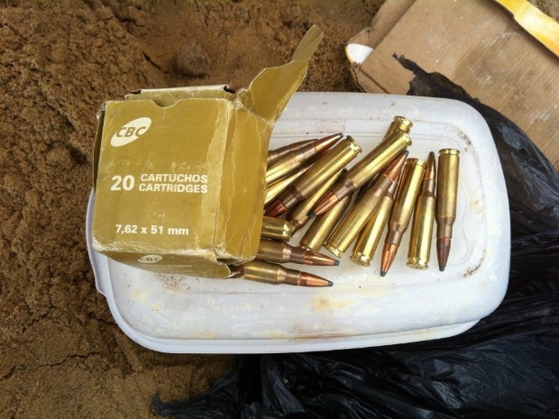 Munição de fuzil 7,62 foi encontrada enterrada na propriedade (Foto: Divulgação/Polícia Federal )
