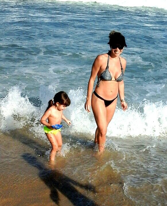 Cátia Paganote curte praia com a filha (Foto: Pablo Amora Assesoria de imprensa/Divulgação)