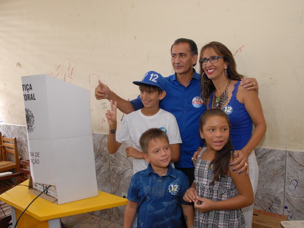 Candidato Waldez Góes, PDT, após votar na escola Zolito Nunes, em Macapá (Foto: Gabriel Penha/G1)
