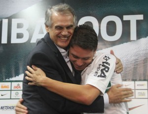 Keirrison e Vilson Ribeiro de Andrade Coritiba (Foto: Gabriel Hamilko / GloboEsporte.com)