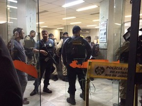 Policiais se reúnem na 4º DP (Praça da República). (Foto: Lívia Torres/ G1)