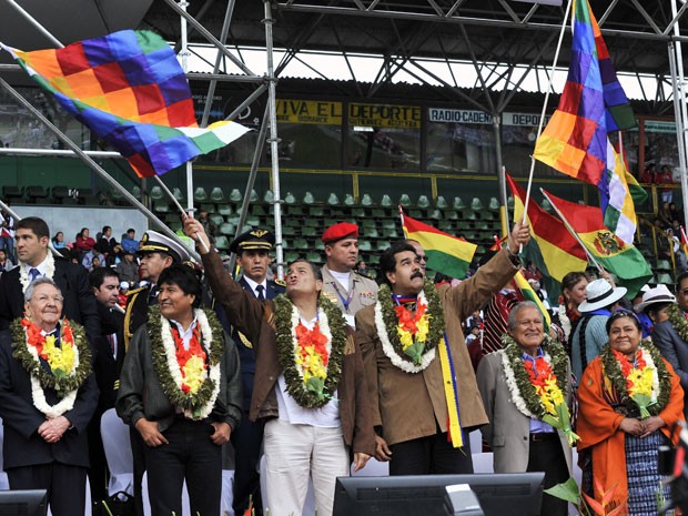  Da esquerda para a direita, presidentes Raul Castro (Cuba), Evo Morales (Bolívia), Rafael Correa (Equador), Nicolas Maduro (Venezuela), Salvador Sanchez Ceren (El Salvador) e a ganhadora do Nobel da Paz Rigoberta Menchu participam de cerimônia que antecedeu abertura da Cúpula G77+China neste sábado (Foto: AFP Photo/Aizar Raldes)