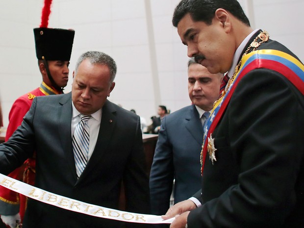 O presidente da Venezuela, Nicolás Maduro, e o presidente da Assembleia Nacional venezuelana, Diosdado Cabello, participam de cerimônia pelo centenário de Simon Bolívar em Caracas, na quinta (17) (Foto: AFP Photo/Presidencia)