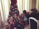 Filhas de Rodrigo Faro e Vera Viel ajudam a montar árvore de Natal