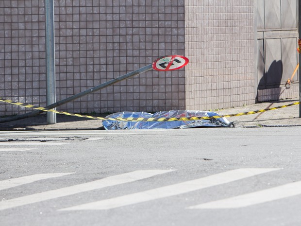 Pedestre morreu atingida por poste de sinalização na Zona Norte de SP (Foto: Marco Ambrosio/Estadão Conteúdo)